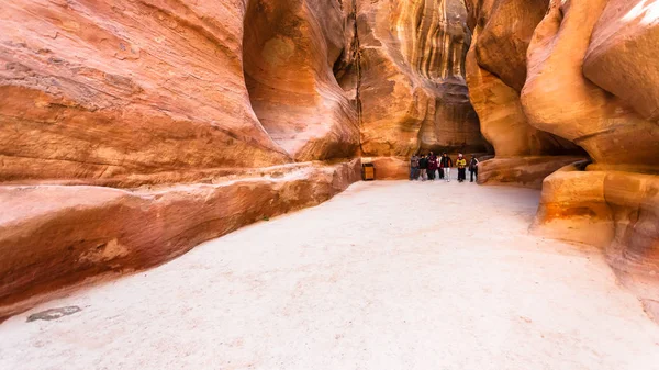 People on way in Al Siq gorge to Petra town — Stock Photo, Image