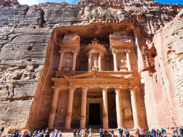 Utsikt över al-Khazneh templet i Petra stad — Stockfoto