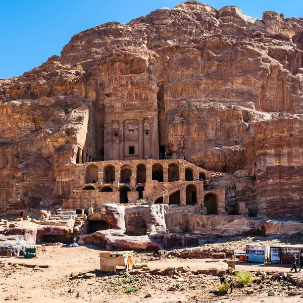 Campamento beduino y tumba de urna real en la ciudad de Petra — Foto de Stock
