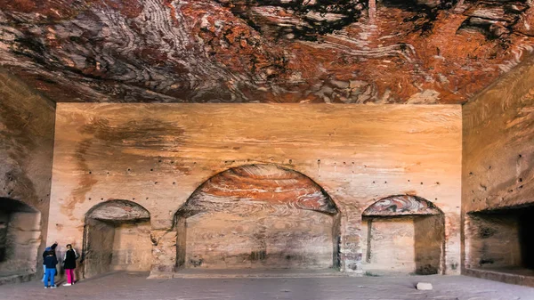 Turistas dentro de Royal Urn Tomb na cidade de Petra — Fotografia de Stock