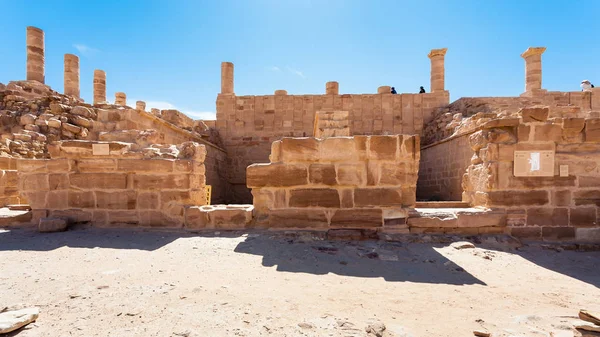 Turistlerin büyük tapınak Petra kalıntıları kenti — Stok fotoğraf