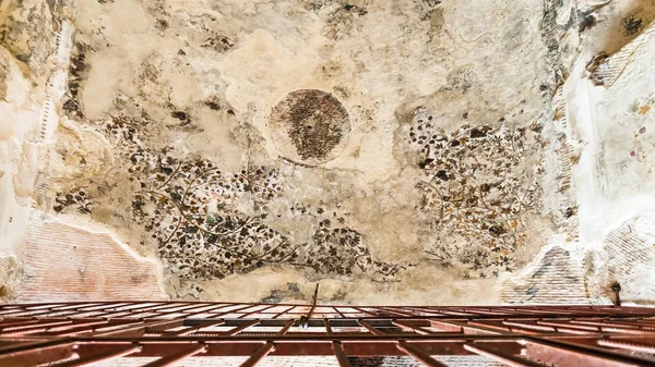 Malovaný strop v jeskyni ve městě malé Petry — Stock fotografie