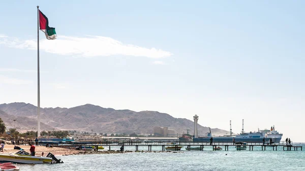 Vue sur la plage urbaine et le port dans la ville d'Aqaba — Photo