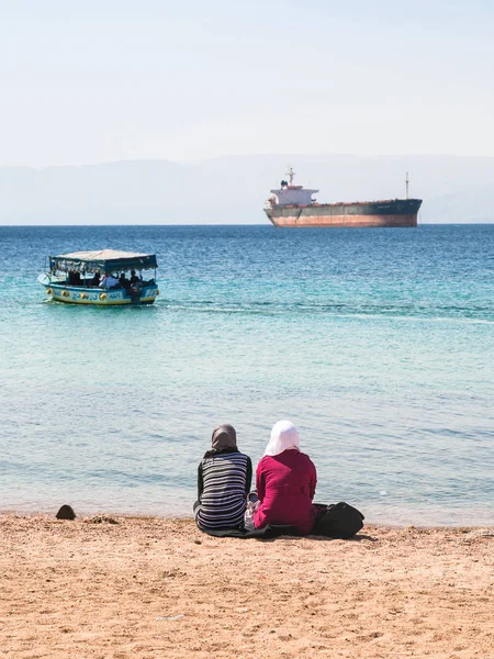 Arabiska kvinnor på urban strand i solig vinterdag — Stockfoto