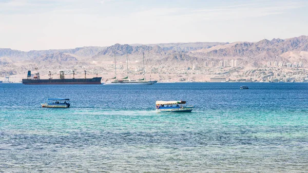 Boten in de Golf van Akaba en Eilat stad uitzicht — Stockfoto
