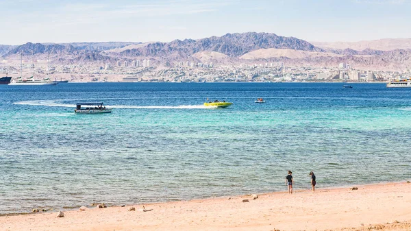 Plage de sable d'Aqaba ville et vue sur la ville d'Eilat — Photo