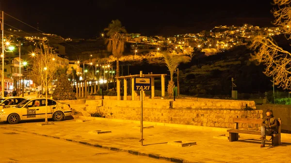 Parkoviště taxi s Petra město v noci — Stock fotografie