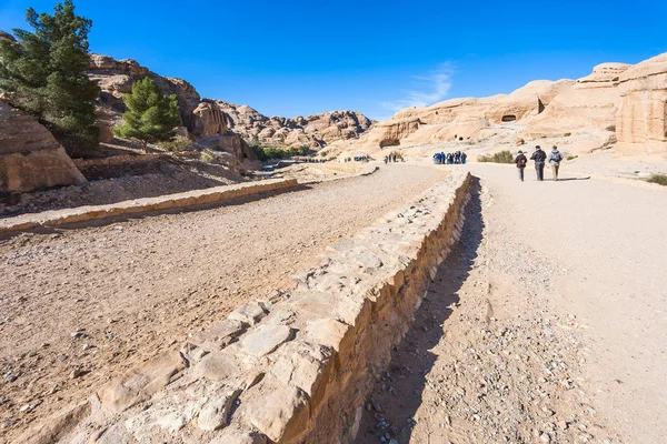 Οι τουρίστες με τα πόδια στην πόλη πέτρα στην περιοχή Bab ως-Siq — Φωτογραφία Αρχείου