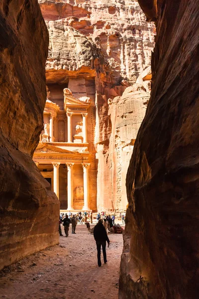 Tourist walk to temple from Al Siq in Petra town — Stock Photo, Image