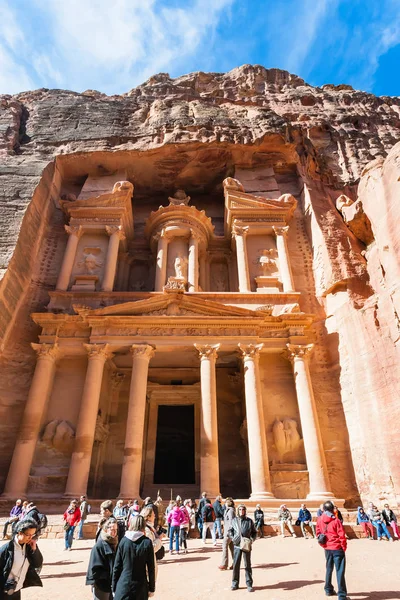 Turisti sulla piazza del Tesoro nella città di Petra — Foto Stock