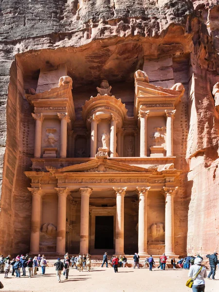 Personnes sur la place du Trésor dans la ville de Petra — Photo