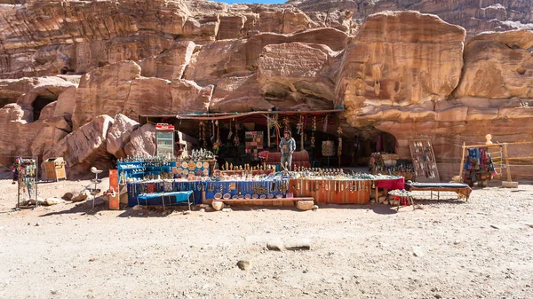 Tienda de regalos beduinos en la antigua ciudad de Petra — Foto de Stock