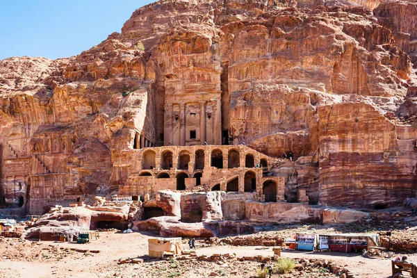 Bedoeïenen kraam en de Koninklijke Tombe Urn in Petra stad — Stockfoto