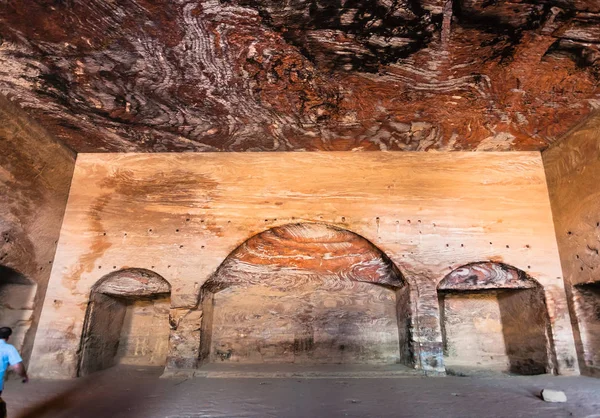 Dentro da tumba da urna real na cidade antiga de Petra — Fotografia de Stock