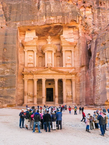 Pessoas em frente ao templo de al-Khazneh na cidade de Petra — Fotografia de Stock