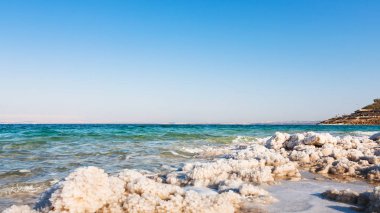 doğal tuz Dead Sea shore üzerinde kapat
