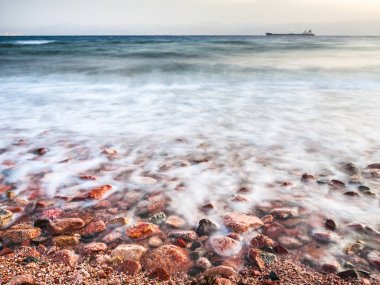 akşam Gulf of Akabe üzerinde Kızıldeniz Sahili