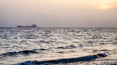 Kışın Gulf of Akabe üzerinde sarı günbatımı