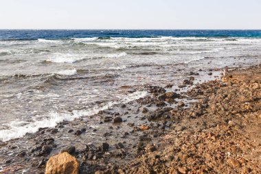 Akabe bağlantı noktasındaki Kızıldeniz kışın çevre kirli beach