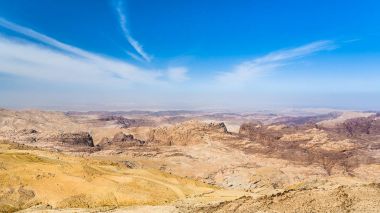 Wadi Araba etrafında tortul kayaçlar üzerinde gökyüzü