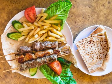 plaka üzerinde çeşitli Arap kebap bölümünü