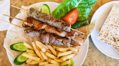 ile çeşitli Arap Kebap şişleri görünümünü yukarıda