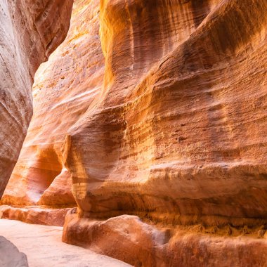 kumtaşı duvarları Petra kasabaya Al Siq geçiş