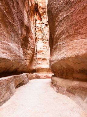 Petra antik kenti için Dar Al Siq Geçidi