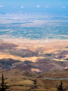 Mount Nebo kutsal topraklardan görünümü tepelerde kış
