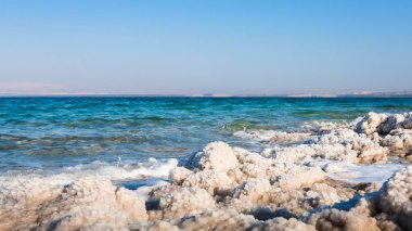 tuz Dead Sea beach üzerinde kapat