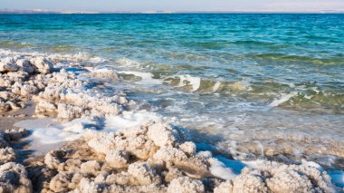 Dead Sea Shore güneşli kış günü içinde