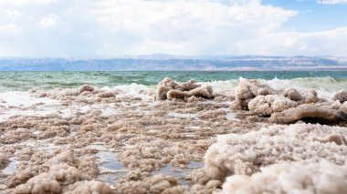 Dead Sea Coast yüzeyinde tuz kristalleri