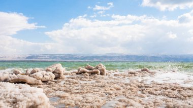 Dead Sea Coast kışın kristal yüzey