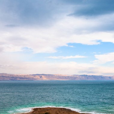 Ölü Deniz üzerinde gündoğumu Jordan kıyıdan görünümü