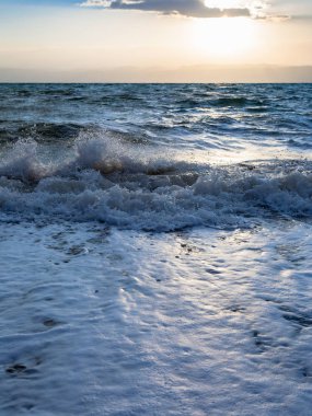 gün batımından ve kış akşamları ölü deniz, sörf