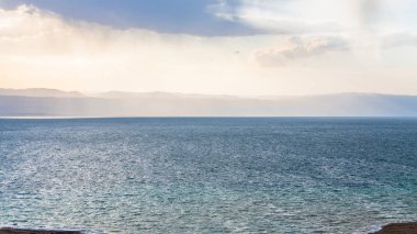 Dead Sea kış akşamları Jordan kıyıdan