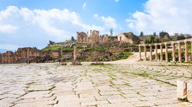 görünümü: Jerash Zeus Tapınağı ve Oval Forum