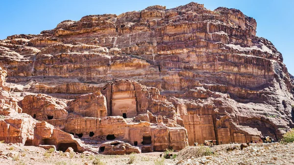 Antiguos templos y casas en Petra ciudad — Foto de Stock