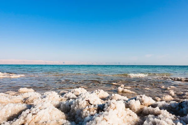 Zoutkristallen close-up op de kust van de dode zee — Stockfoto