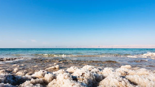 Natuurlijke zout close-up op de kust van de dode zee — Stockfoto