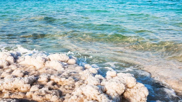 Slané krystaly na pobřeží Mrtvého moře ve slunečný den — Stock fotografie