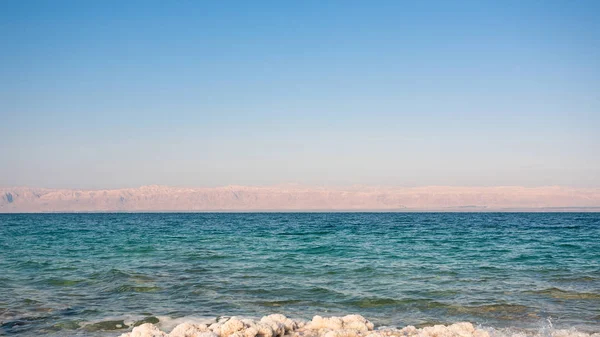 Επιφάνεια του νερού της Νεκράς θάλασσας σε ηλιόλουστη χειμωνιάτικη μέρα — Φωτογραφία Αρχείου