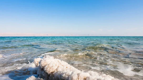 Sal cristalina de cerca en la costa del Mar Muerto — Foto de Stock