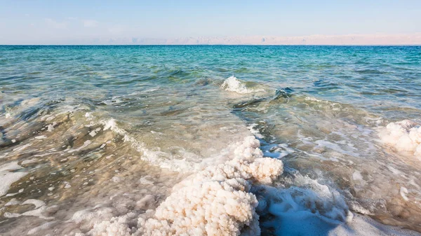 Cristales de sal de cerca en la orilla del Mar Muerto —  Fotos de Stock