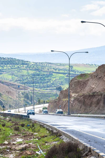 Landstraße zwischen Hügeln in Jordanien — Stockfoto