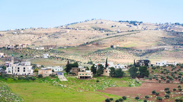 Pueblo y jardines en terrazas en Jordania en invierno —  Fotos de Stock