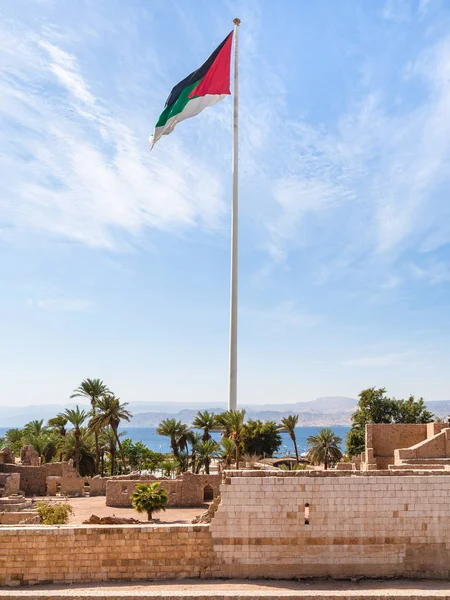 Vlag van de Arabische opstand over Aqaba Fort — Stockfoto