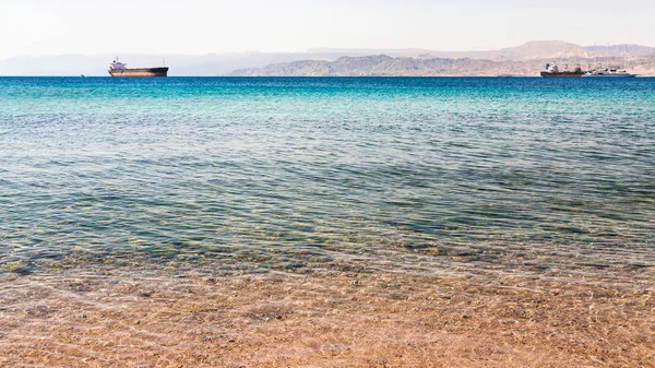 Eau claire près de la plage urbaine de la ville d'Aqaba — Photo