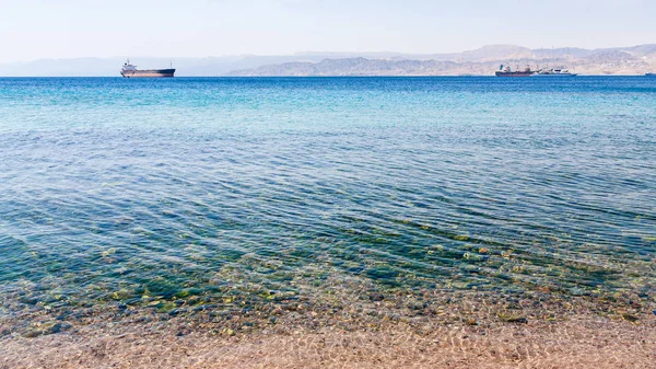 Schoon water in de buurt van stedelijke strand van Aqaba stad — Stockfoto