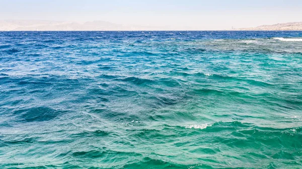 Waves on surface of Gulf of Aqaba on Red Sea — Stock Photo, Image